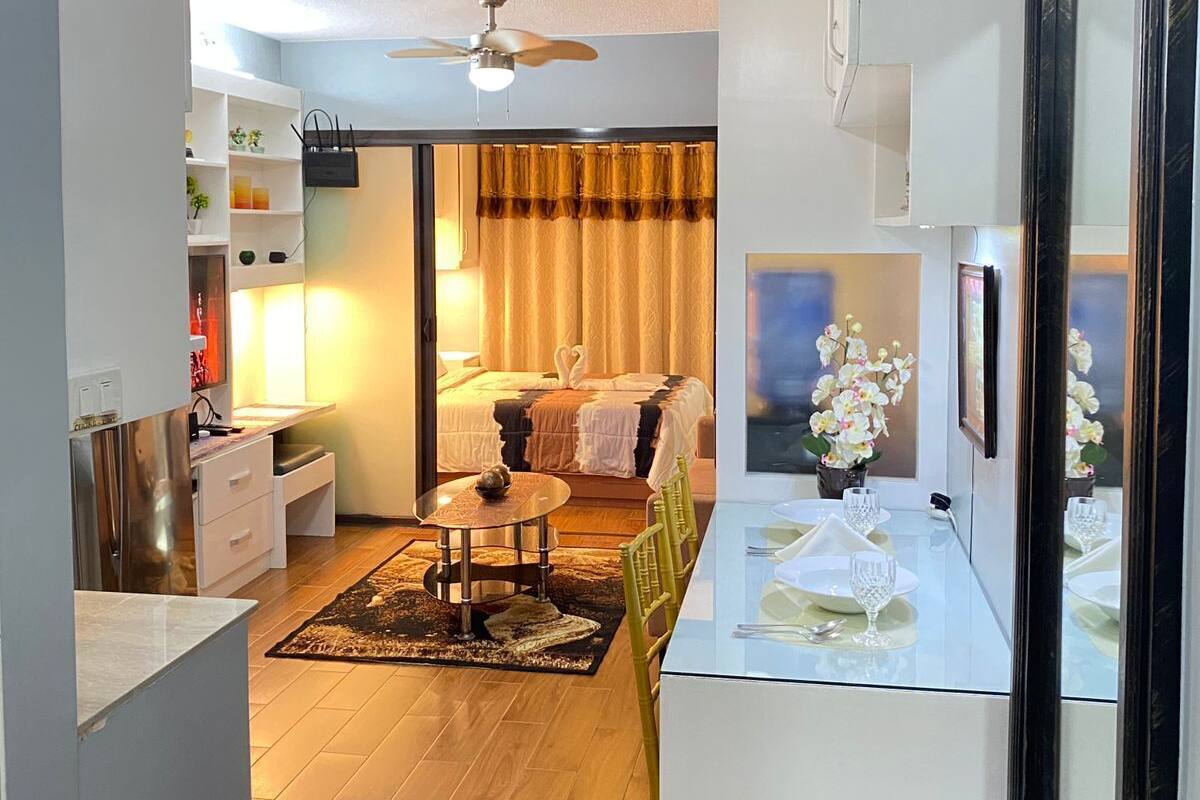 Um apartamento moderno com cozinha, sala de jantar e quarto.
