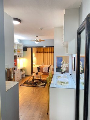Condo superluxo, 1 quarto, ar-condicionado, vista para o mar | 1 quarto, edredons de pluma, individualmente decorados