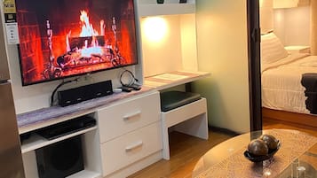 Apartamento de lujo, 1 habitación, Aire acondicionado, vistas al mar | Zona de estar | Smart TV de 0 pulgadas con canales por cable, una televisión
