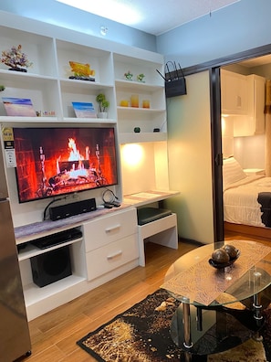 1 Bedroom Condo, Balcony | Living area