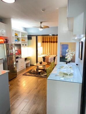 1 habitación, cubrecamas, decoración personalizada y muebles diferentes 