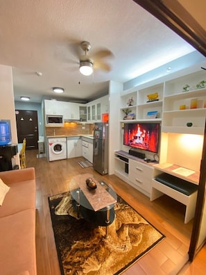 Appart'hôtel Luxe, 1 chambre, climatisation, vue mer | Coin séjour | TV connectée de 0 pouces avec chaînes par câble, télévision, cheminée