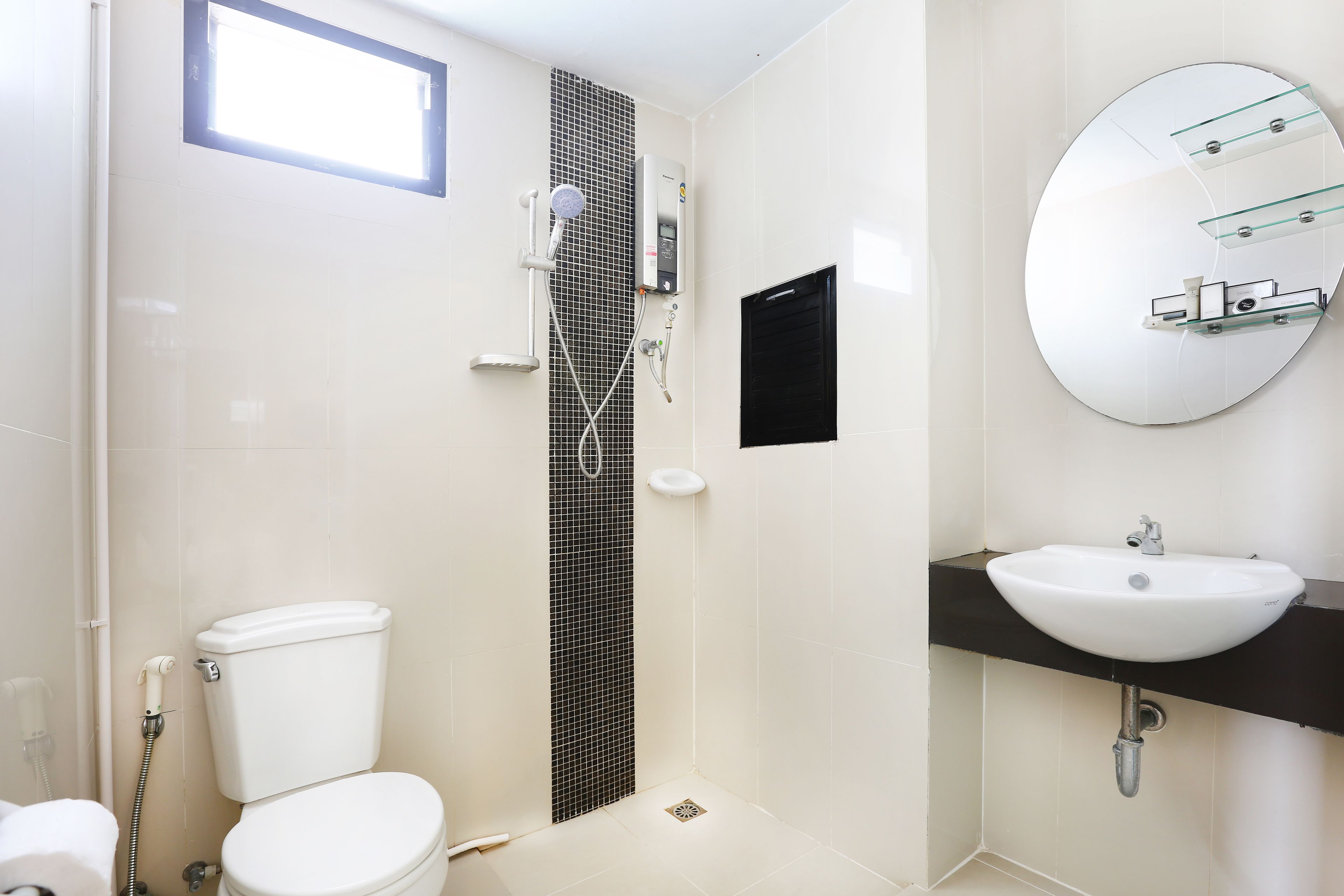 Ein modernes Badezimmer mit Toilette, Dusche und Waschbecken.