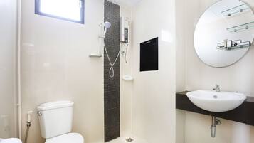 Ein modernes Badezimmer mit Toilette, Dusche und Waschbecken.