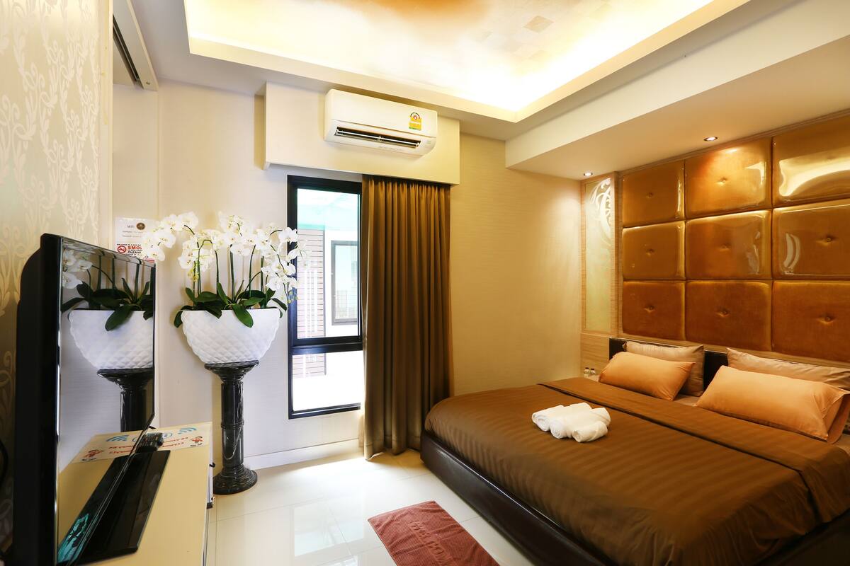 Premier Room | Desk, blackout drapes, iron/ironing board (on request), WiFi (free)