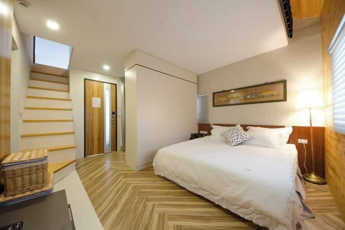 1 habitación, escritorio y espacio para trabajar con laptop