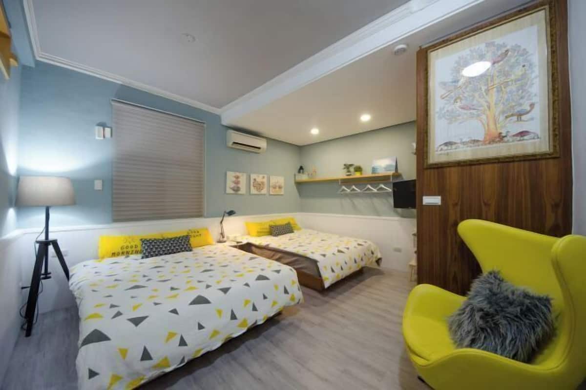 1 habitación, escritorio y espacio para trabajar con laptop