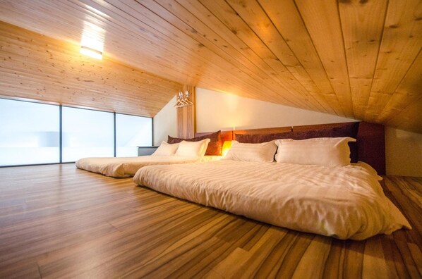 デスク、ノートパソコン用作業スペース、WiFi (無料)、ベッドシーツ