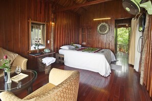 Rom – deluxe, sjøutsikt | Skrivebord og blendingsgardiner