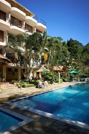 Una piscina al aire libre