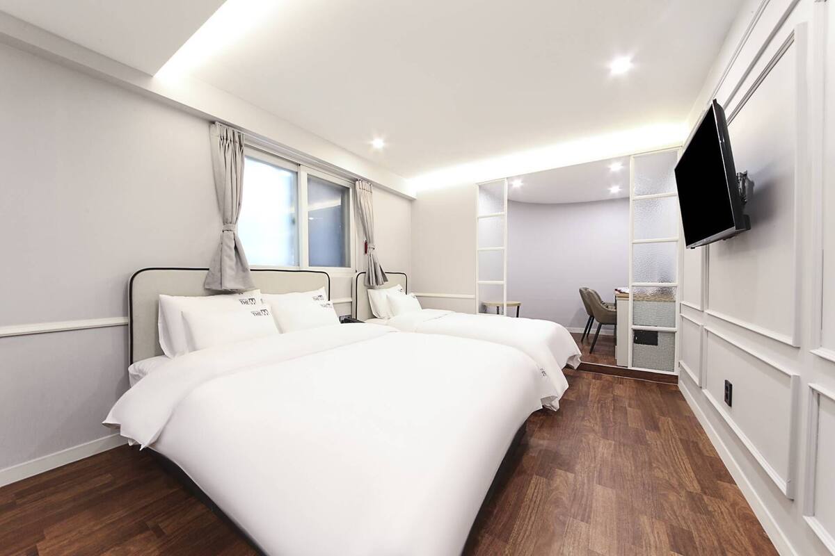 Deluxe Twin Room (2PC)