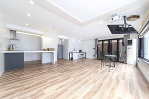Mare Party House | Living area | 50-inch Smart TV with cable channels, TV, first-run movies - Gwangan Beach Hotel The M (Busan)