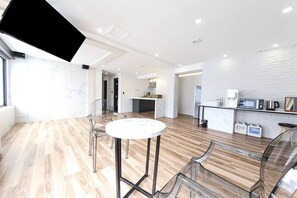 Mare Party House | Living area | 50-inch Smart TV with cable channels, TV, first-run movies - Gwangan Beach Hotel The M (Busan)