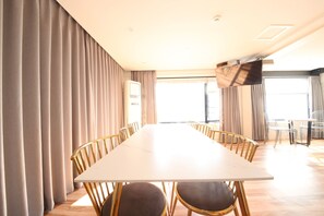 Mare Party House | Living area - Gwangan Beach Hotel The M (Busan)