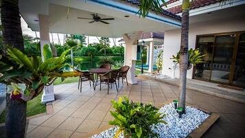 4-Bedroom Villa with Private Pool | Terraza o patio