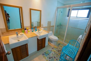 4-Bedroom Villa with Private Pool | Kamar mandi | Kombinasi shower/bathtub, bathtub dengan aliran air,  dan pancuran hujan