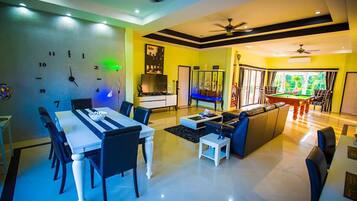 4-Bedroom Villa with Private Pool | Área de sala de estar | Televisión de pantalla plana