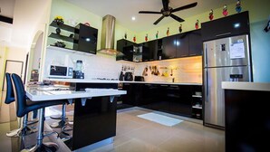 4-Bedroom Villa with Private Pool | Private kitchen - Lalique Lakeside Villa (Bang Lamung)
