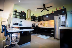 4-Bedroom Villa with Private Pool | Dapur pribadi | Lemari es besar, microwave, oven, dan kompor