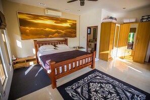 4-Bedroom Villa with Private Pool | 4 ห้องนอน, มินิบาร์, ตู้นิรภัยในห้องพัก, โต๊ะทำงาน