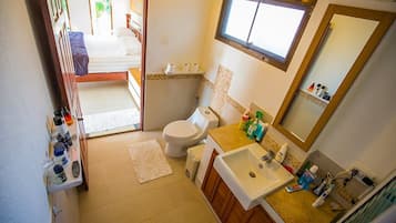 4-Bedroom Villa with Private Pool | ห้องน้ำ | ฝักบัวในอ่างอาบน้ำ, อ่างอาบน้ำแบบหัวเจ็ต, เรนชาวเวอร์