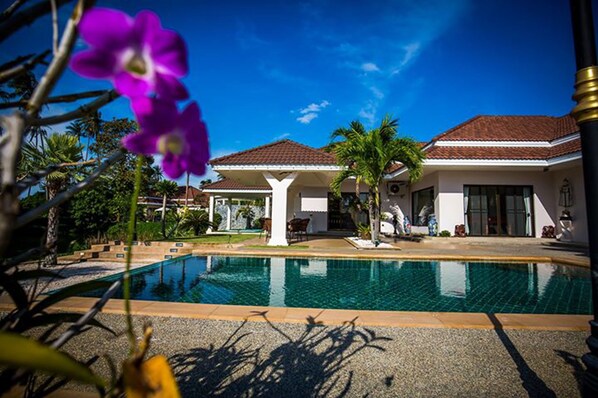 4-Bedroom Villa with Private Pool | Teras/patio