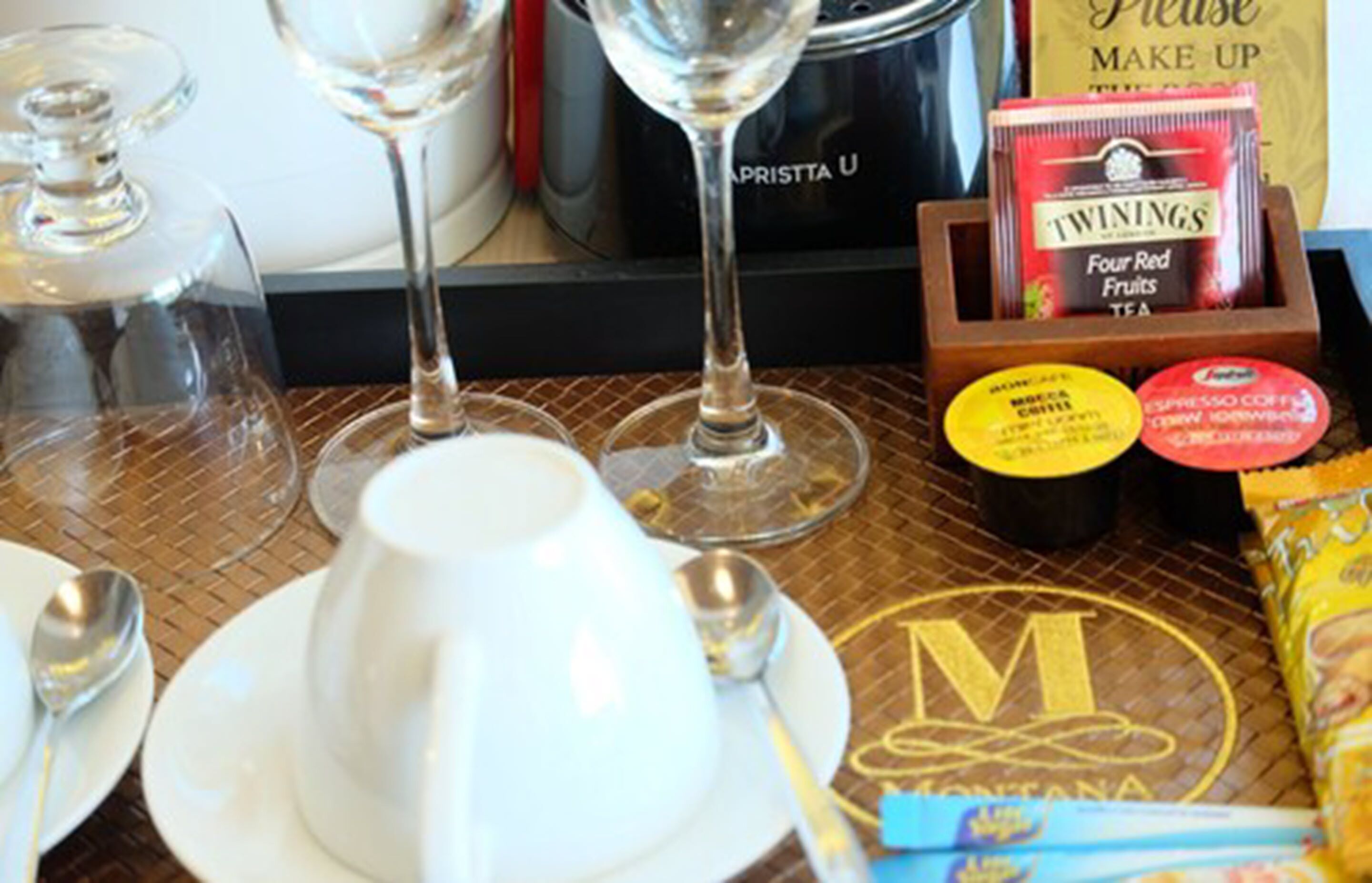 breakfast, lunch served; international cuisine, garden views