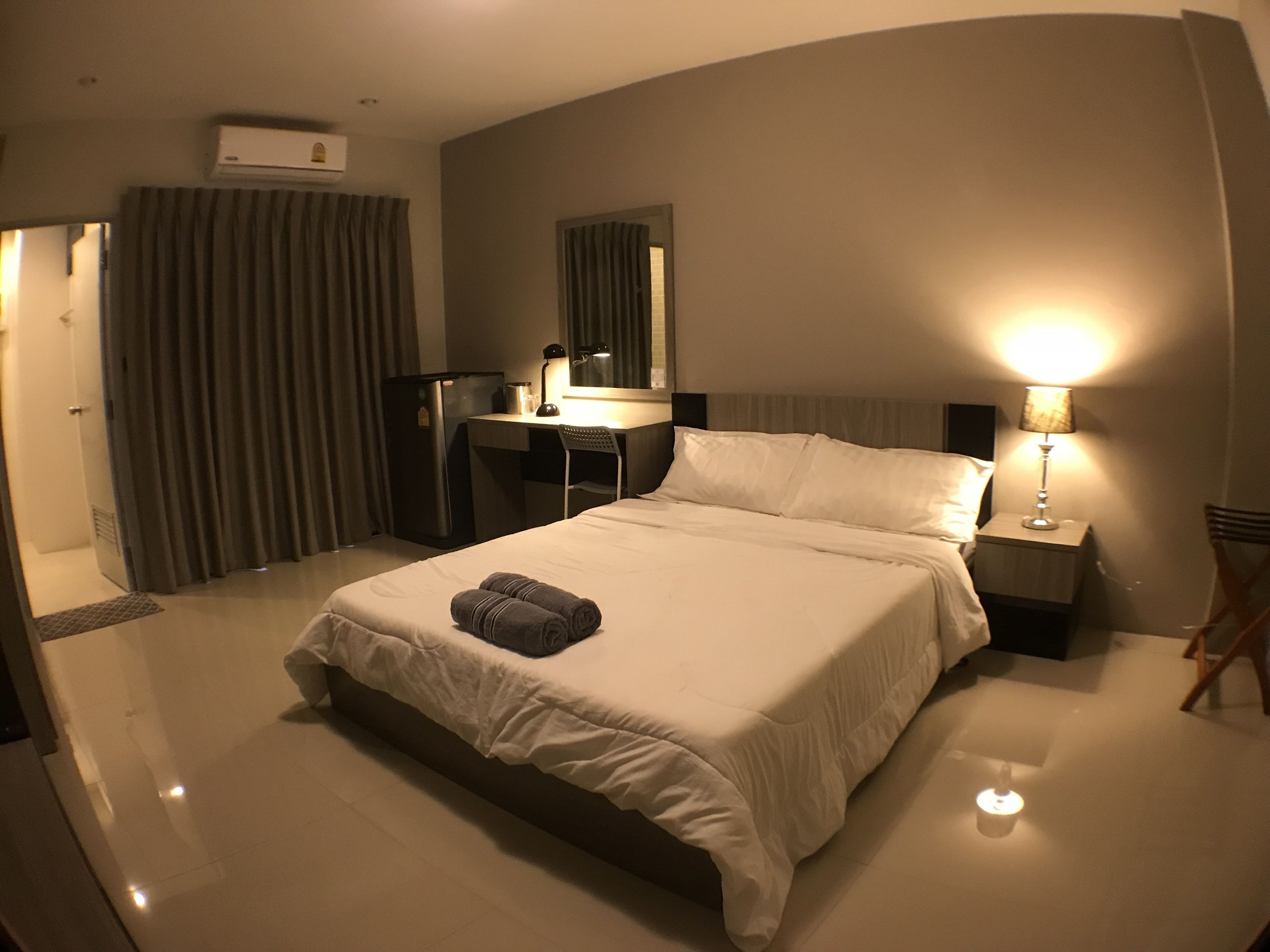 Una scrivania, tende oscuranti, letti aggiuntivi (a pagamento)