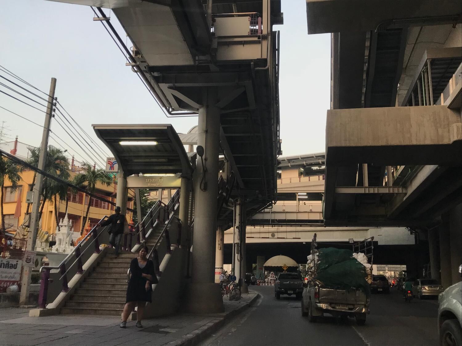 Un pont piétonnier à plusieurs niveaux, doté d’escaliers et d’une passerelle couverte.