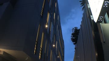 Overnatningsstedets facade – aften/nat