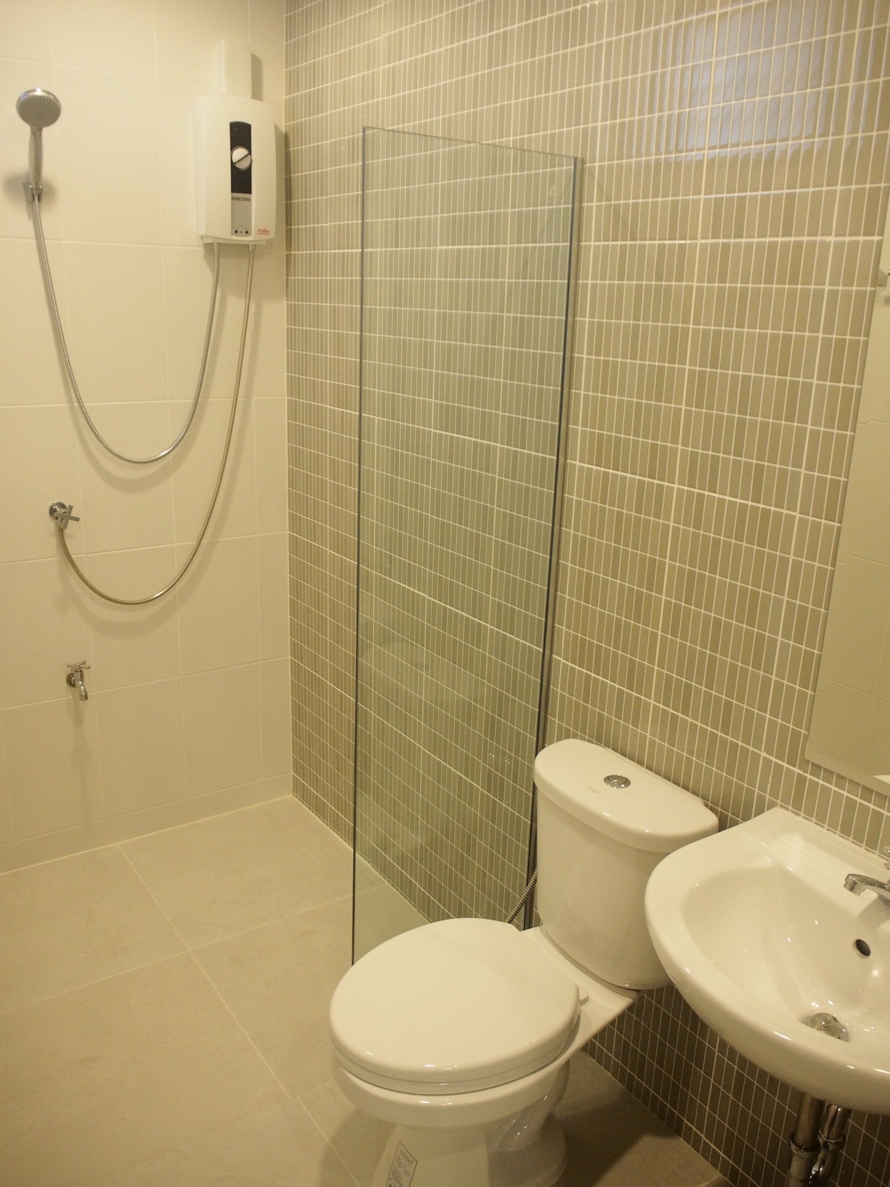 deluxe single room | bathroom | shower, free toiletries, towels