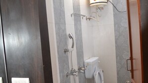 A bathroom with a toilet, sink, and shower. - Hotel Satpura Safari (Pipariya)