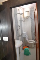 Super Deluxe Ac | Bathroom | Shower, free toiletries, towels