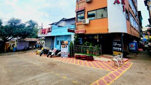 A multi-story building with a sign reading "HOTEL SATPURA". - Hotel Satpura Safari (Pipariya)