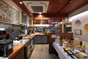 Tägliches Frühstücksbuffet gegen Gebühr