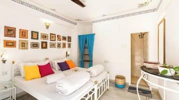 Deluxe Private AC Room with Ensuite Bathroom | Bộ trải giường bằng vải cotton Ai Cập, bộ đồ giường cao cấp