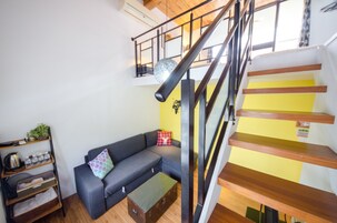 特色四人房, 2 張標準雙人床, 樓中樓 | 浴室 | 吹風機、拖鞋、毛巾、洗髮精