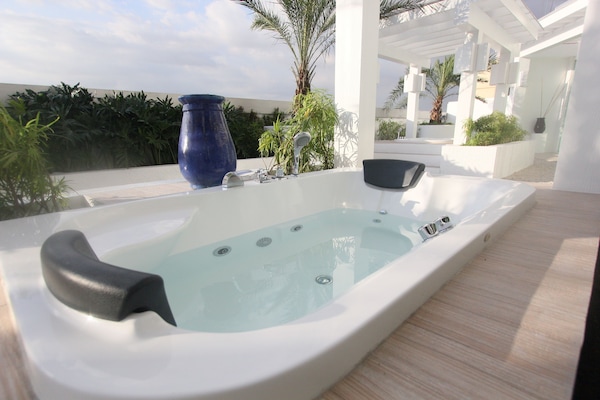 Sauna, buhar odası, vücut ovma (body scrub) seansı, deniz suyu bakımı