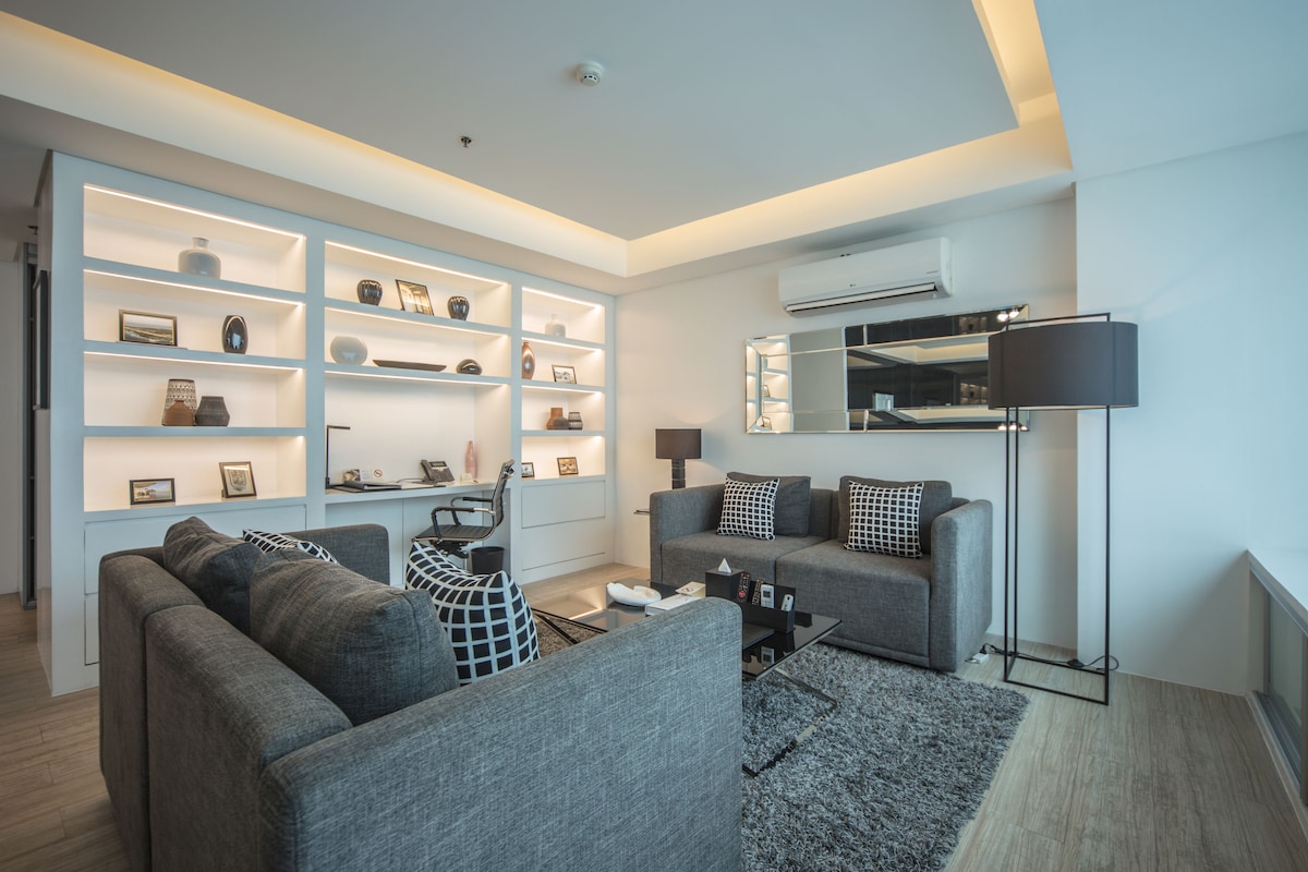 Deluxe Suite, 2 Bedrooms | Living room