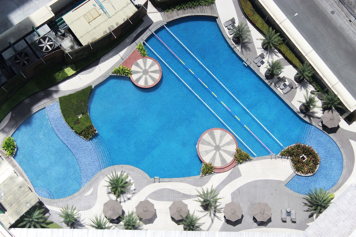 Outdoor pool, open 6 AM to 10 PM, pool loungers