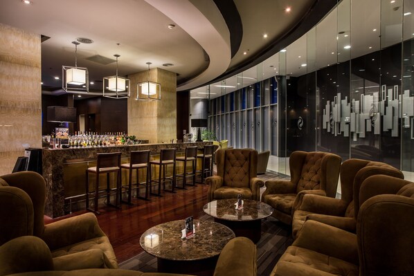 Zona de bar con asientos y barra.