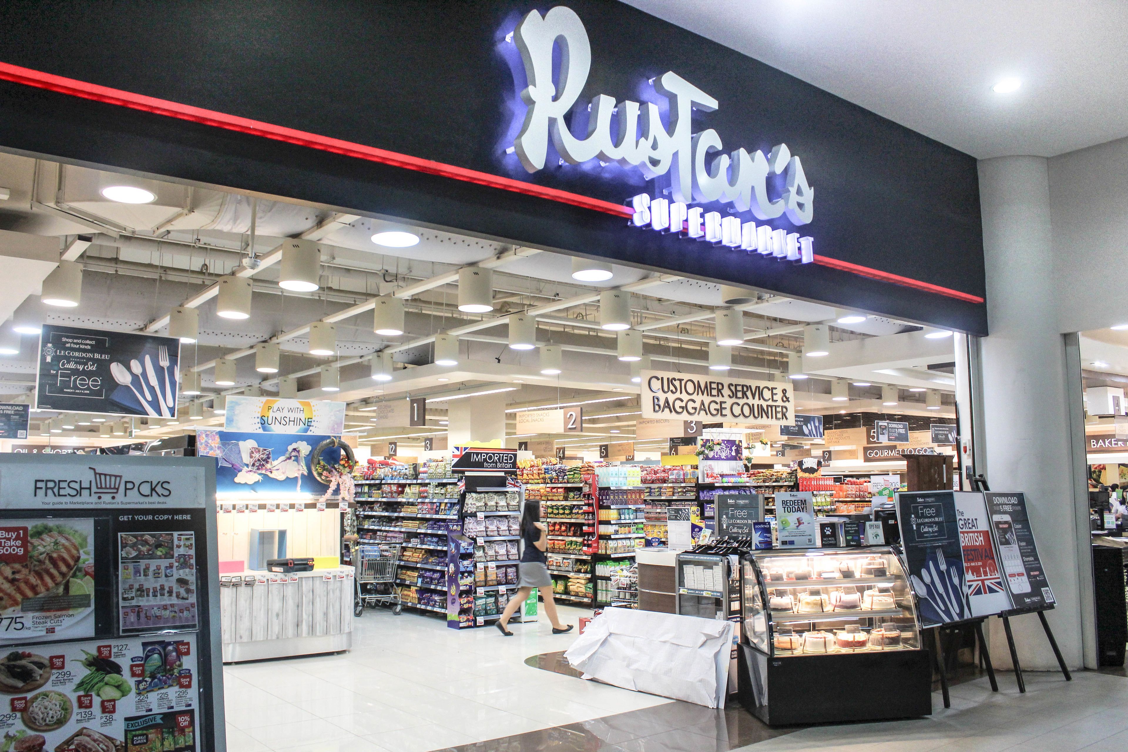 Supermarketin sisätilat, joissa on selkeästi näkyvissä oleva «Runtar»-kyltti, tuoreiden tuotteiden osasto ja asiakaspalvelupiste.