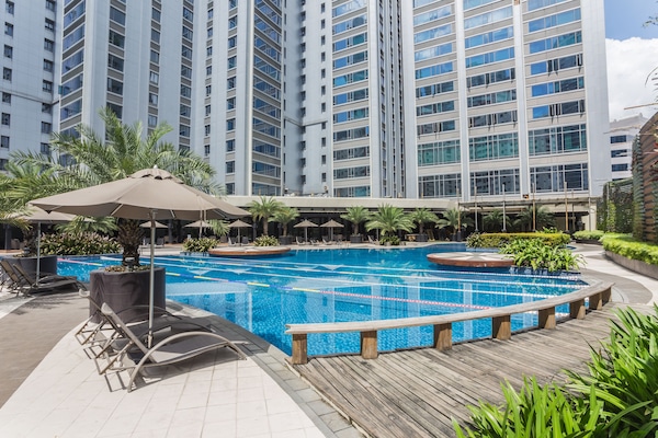 Açık yüzme havuzu, 6 ve 22 saatleri arasında açık, şezlonglar