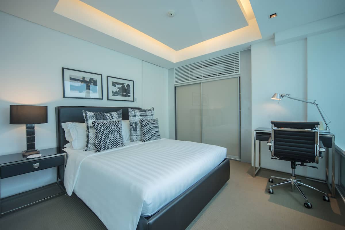 Ropa de cama de alta calidad, colchones con pillow-top y minibar