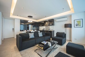 Suite, 2 chambres | Salle de séjour | Télévision LED, table de tennis de table