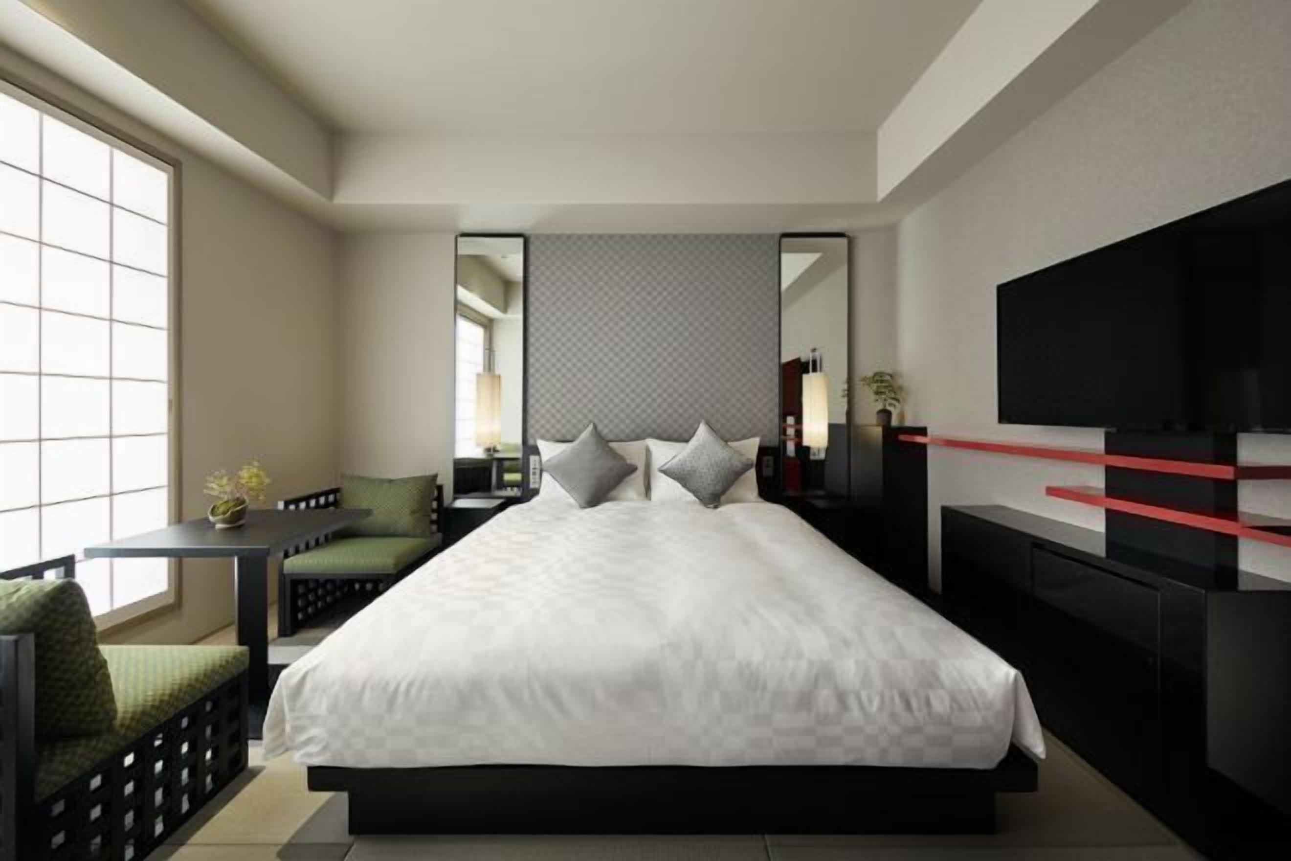 Espacio para trabajar con un portátil y cortinas opacas