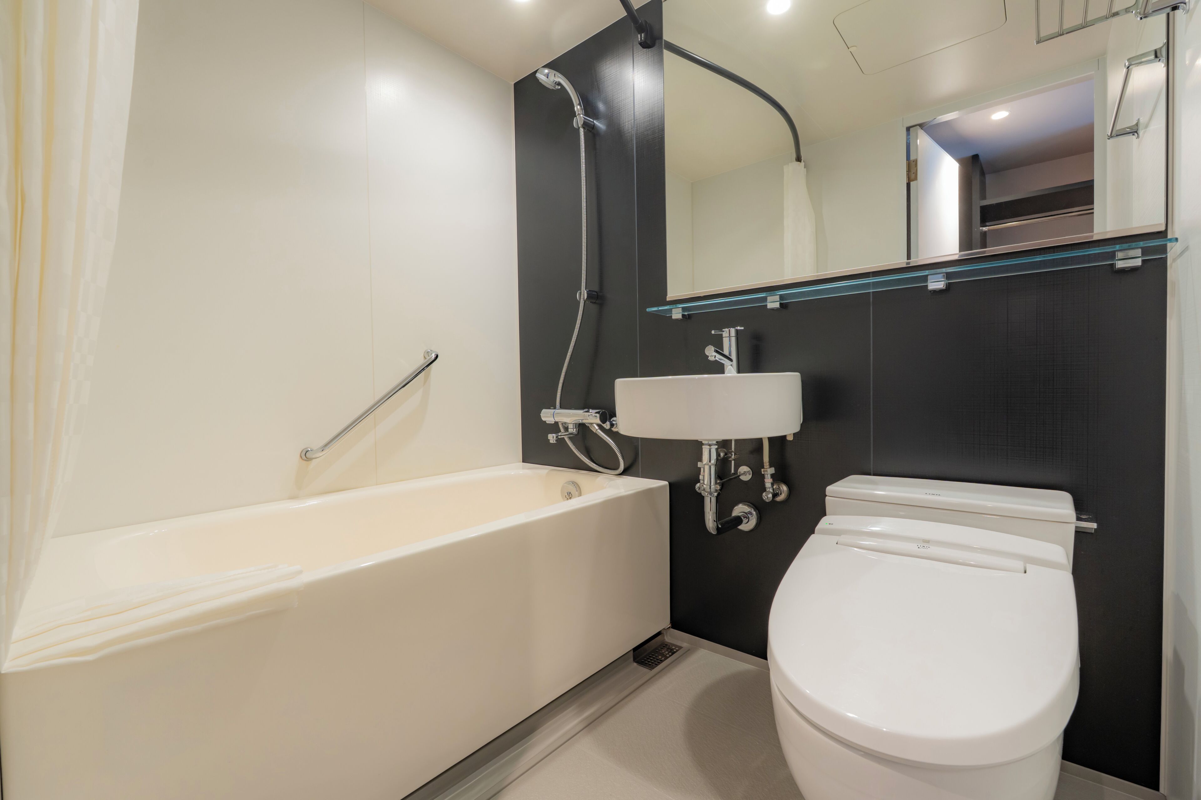 Combined shower/tub, deep soaking tub, free toiletries, hair dryer