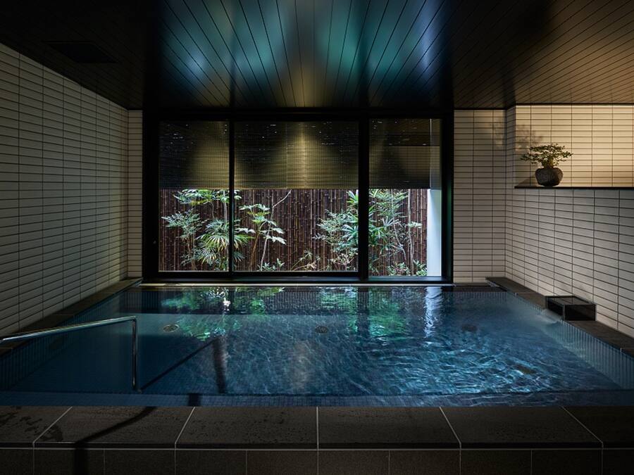 Indoor spa tub