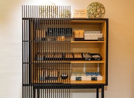 Une vitrine contenant divers produits de toilette et une affiche présentant des objectifs de développement durable.