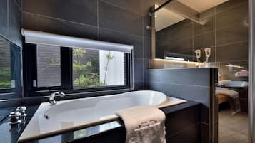 Familie vierpersoonskamer | Badkamer | Gratis toiletartikelen, een haardroger, pantoffels, een bidet